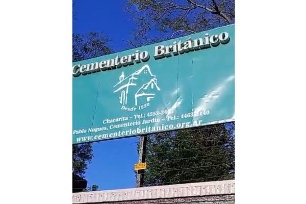 Sign outside the British Cemetery in Chacarita.