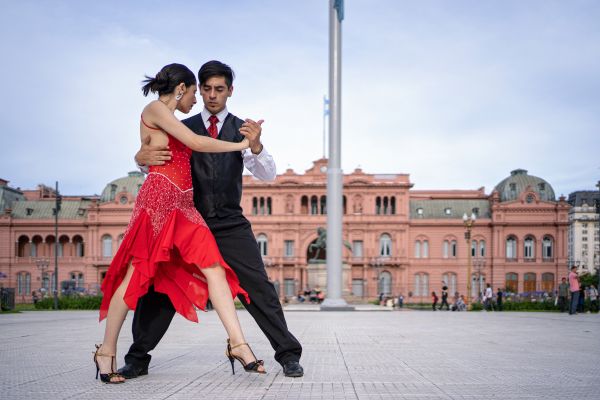 ango dancers in Plaza de Mayo with La Casa Rosada in the background, Buenos Aires.