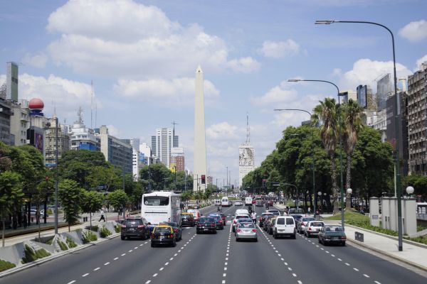 Traffic flowing towards El Obelisco along Avenida 9 de Julio in Buenos Aires.